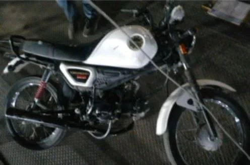 Policía de Torreón recupera moto robada y detiene a hombre por receptación culposa en la colonia Rincón del Bosque.