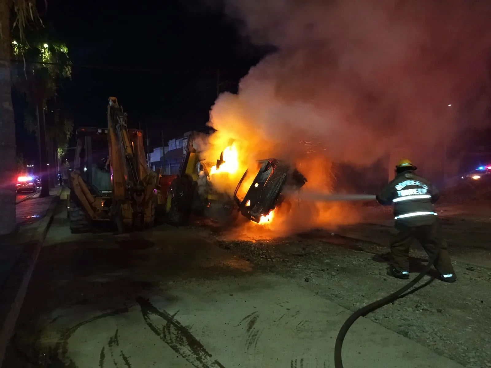 Dos jóvenes murieron calcinados al chocar contra una excavadora en Torreón. El accidente ocurrió en la colonia Campestre La Rosita.