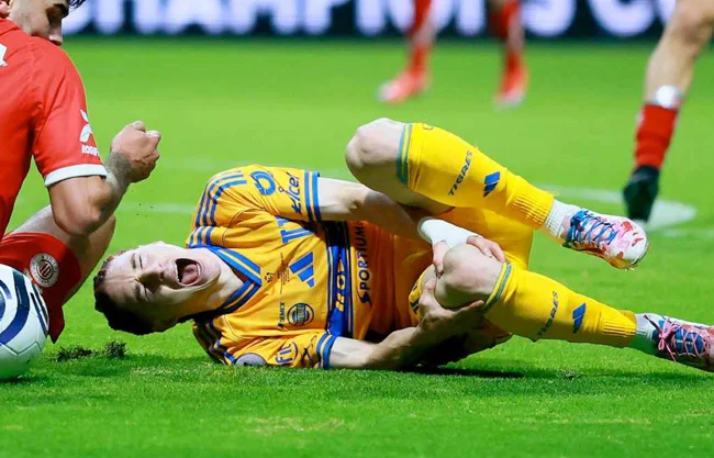En una jugada ofensiva en el área toluqueña, al jugador de Tigres se le trabó la pierna en el césped y debió salir de cambio sin poder apoyarse
