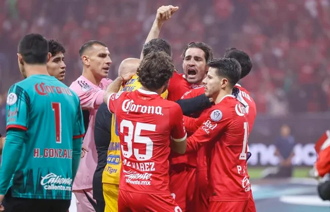 Ángel Correa agrede al 'Pollo' Briseño tras la Final de la Concacaf Champions Cup