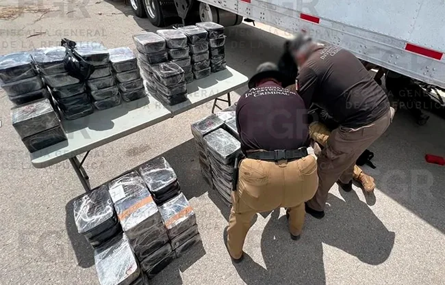 Agentes de la Agencia de Investigación Criminal (AIC) de la Fiscalía General de la República (FGR) aseguraron 916 kilogramos de metanfetamina ocultos en la caja refrigerada de un tractocamión en Gómez Palacio, Durango