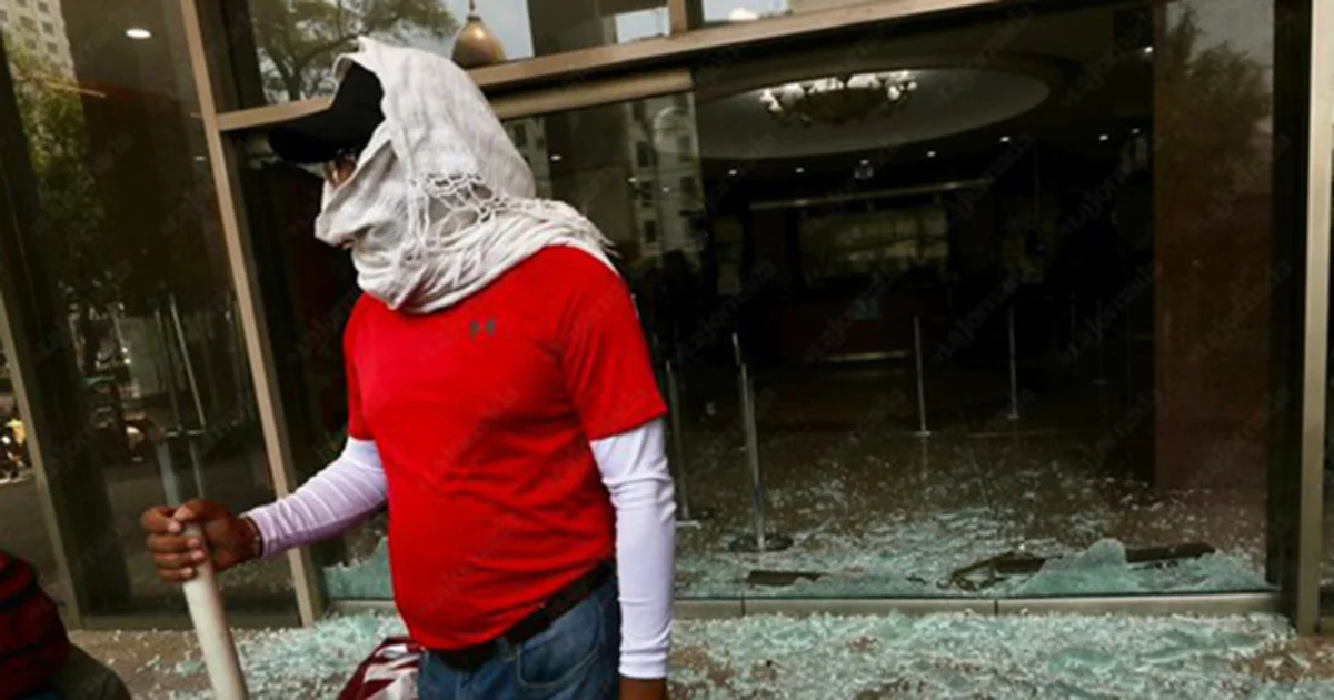 Grupo de personas encapuchadas vandalizó las instalaciones de la Torre del Bienestar durante el paso de la marcha de la CNTE sobre Paseo de la Reforma