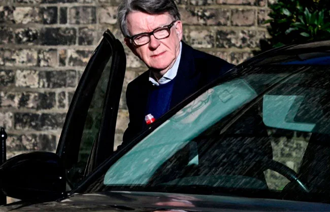 Documentos revelan vínculos del exembajador Peter Mandelson con el abusador sexual y críticas privadas al premier Keir Starmer.