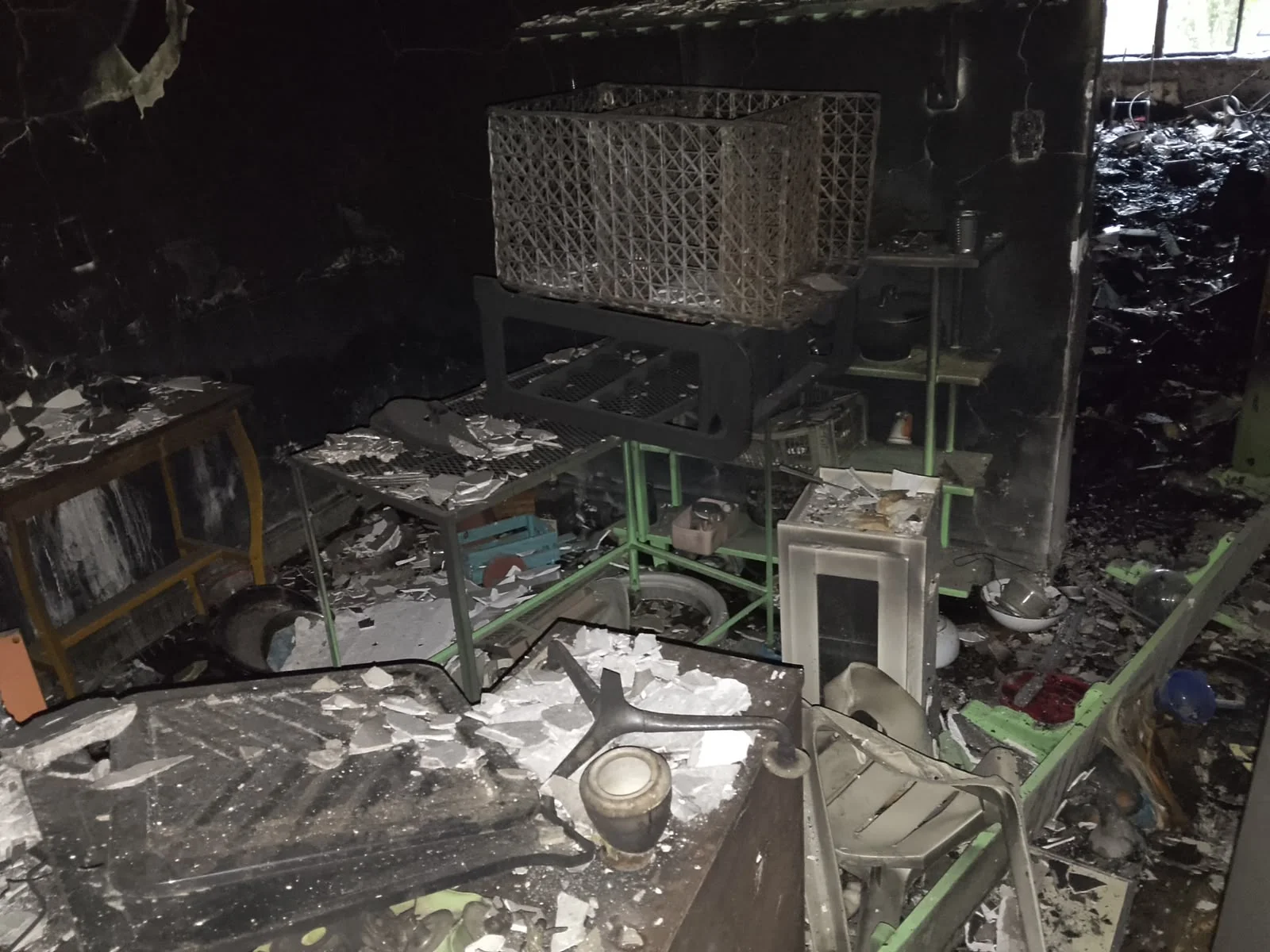 Incendio consume vivienda abandonada en Torreón; bomberos controlan el fuego sin lesionados. Autoridades investigan causas del siniestro.