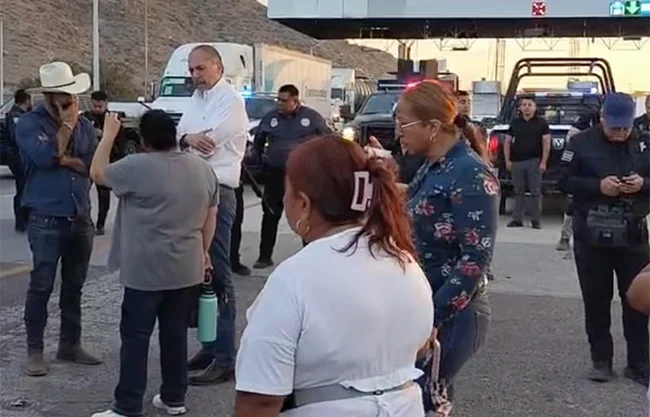 Habitantes de distintos ejidos de San Pedro que mantienen protestas por la falta de agua potable trasladaron este martes por la tarde su manifestación hasta la caseta de La Cuchilla, sobre la carretera federal de cuota Torreón-Saltillo, donde bloquearon la circulación.