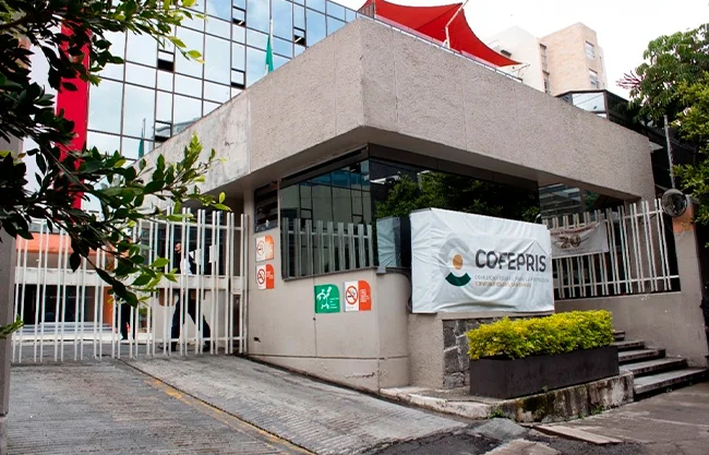 Cofepris emite alerta sanitaria por venta de tequila y whisky falsificados