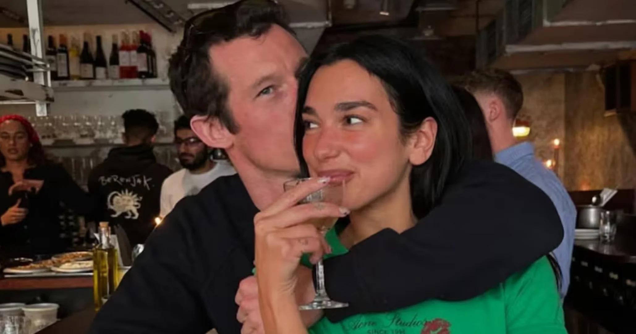 Dua Lipa, una de las cantantes más famosas del mundo, llegó al altar con su prometido Callum Turner; así fue como se vivió la boda.