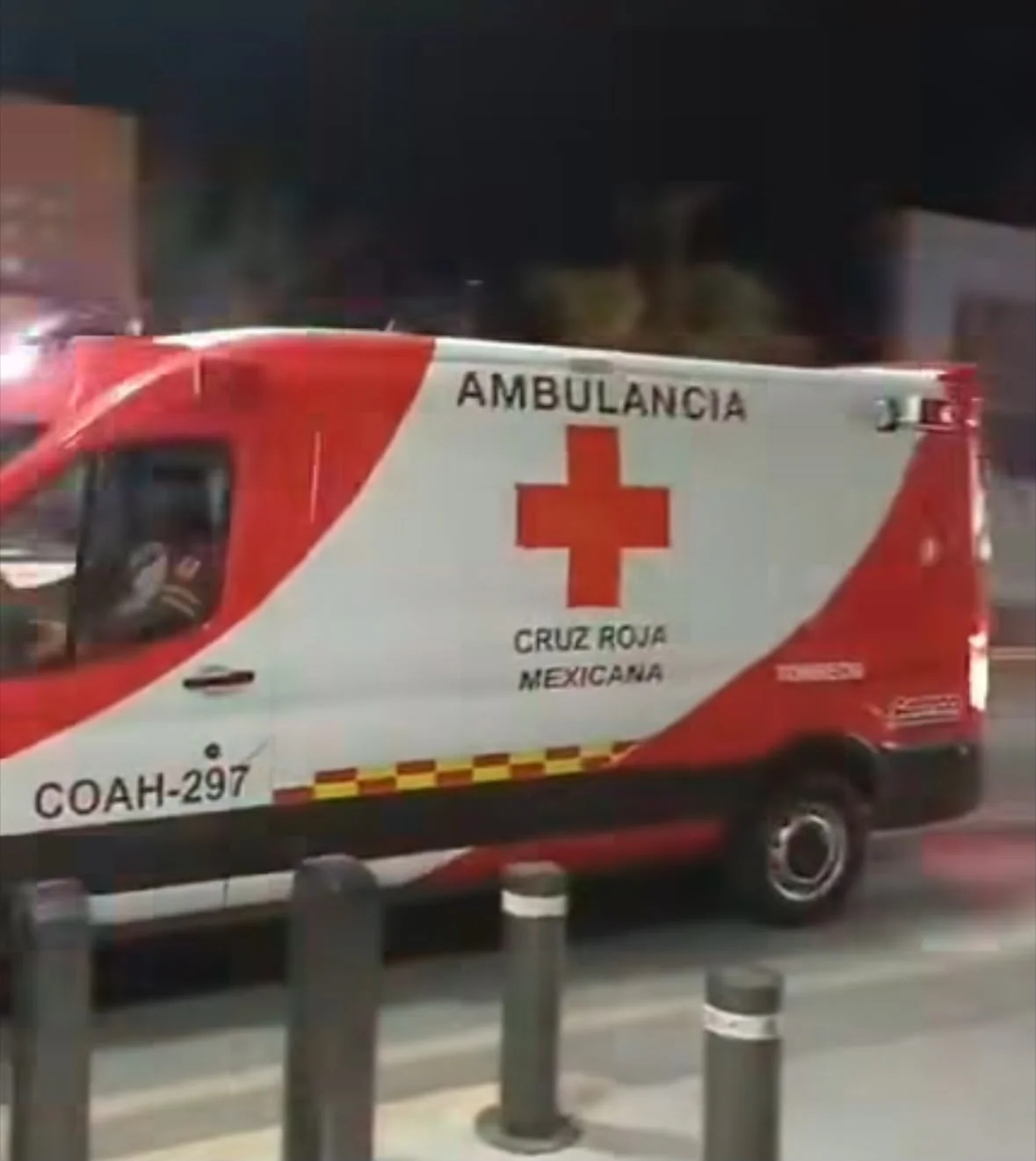 Herido con arma blanca durante riña en el Centro de Torreón; paramédicos lo estabilizan y trasladan a hospital.