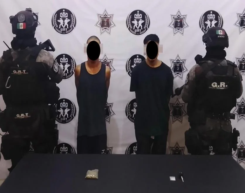 Detienen a dos jóvenes en Torreón por presunta posesión de narcóticos en la colonia Villa California.