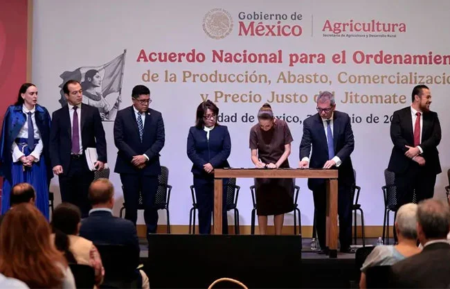 Sheinbaum firma acuerdo para bajar precio del jitomate con productores de 18 estados