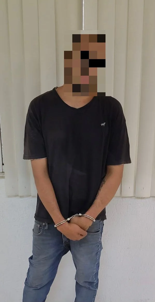 Policía detiene a ladrón en Soriana Oriente; intentaba ocultar chocolates y cerveza entre su ropa
