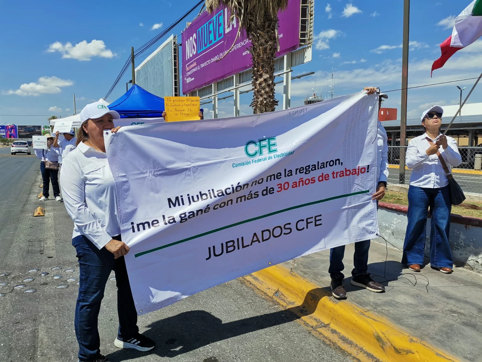 Jubilados de CFE intensifican protestas en Torreón; exigen eliminar recortes a las pensiones
