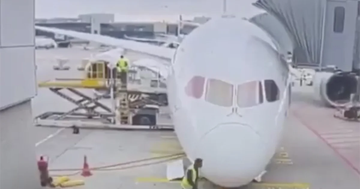 Varios trabajadores resultaron heridos cuando el avión cayó sobre su morro mientras permanecía estacionado antes de despegar hacia Los Ángeles