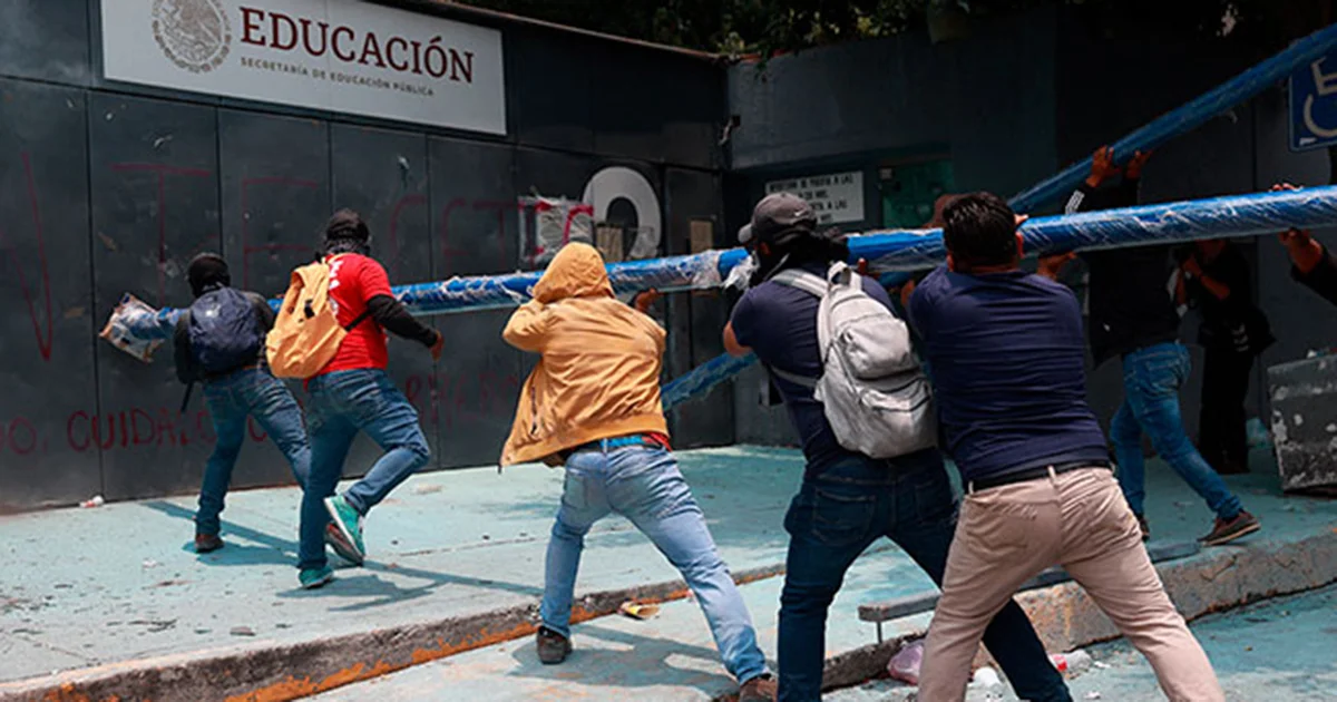 Durante la mañanera, la Mandataria federal planteó que quizá la CNTE y la ultraderecha son lo mismo