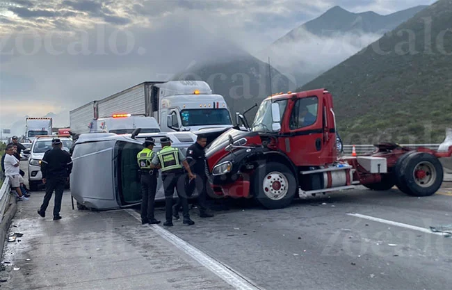 Fuerte accidente entre camioneta y tractocamión bloquea circulación de la autopista Monterrey-Saltillo