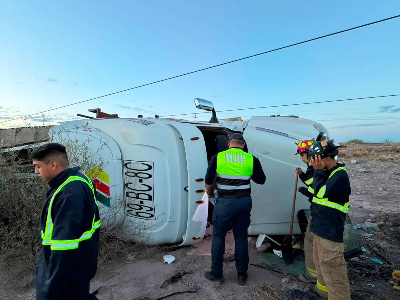 Volcadura de tráiler moviliza a cuerpos de emergencia en San Pedro