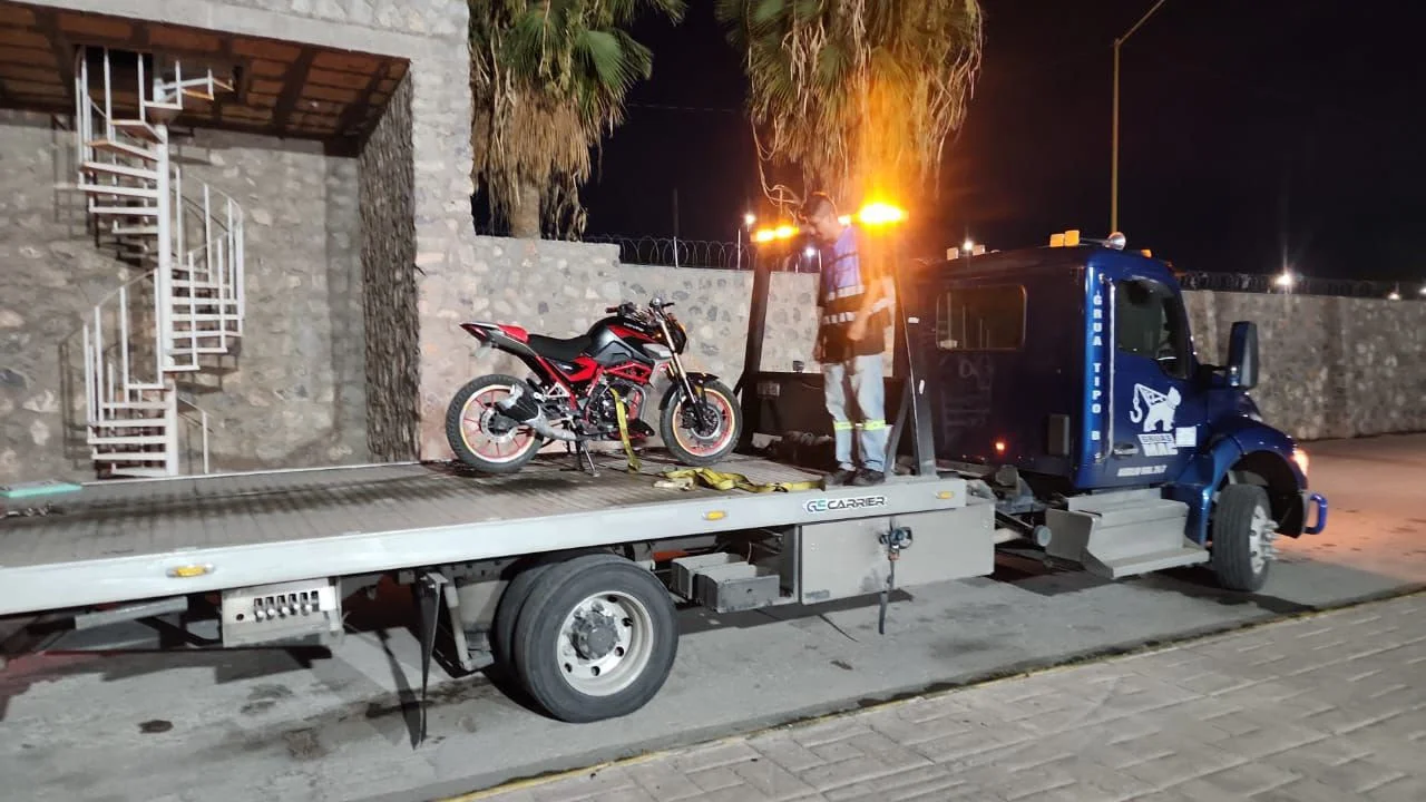 Policía recupera motocicleta con reporte de robo y detienen a dos presuntos responsables en Torreón