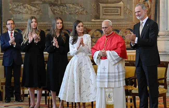 La familia real española recibe al papa en el Palacio Real en la ceremonia de bienvenida