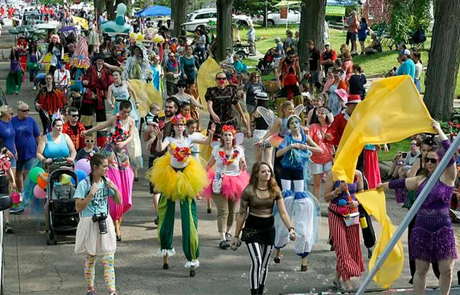 Tiroteo en festival comunitario de Ohio deja múltiples víctimas, sospechosos siguen prófugos
