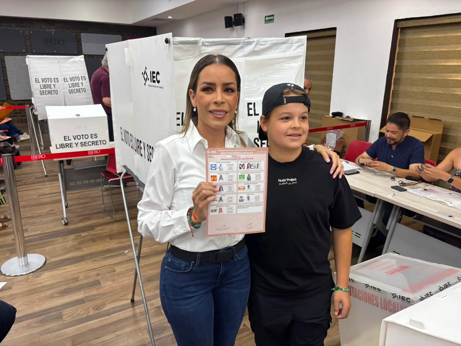 Vota Verónica Martínez, candidata a diputada local en el Distrito 09 PRI - UDC, con retraso en instalación de casillas