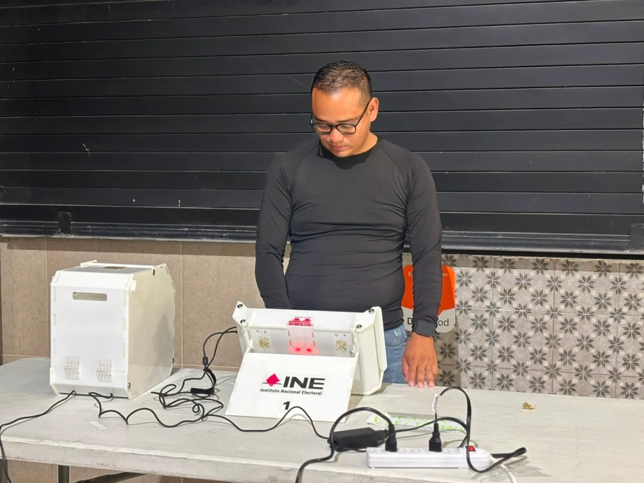 Estrenan en Torreón urnas electrónicas en casillas especiales; reportan inicio tranquilo y ágil en Almanara