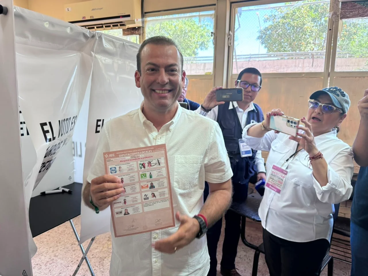Felipe González emite su voto y confía en una alta participación ciudadana en Torreón