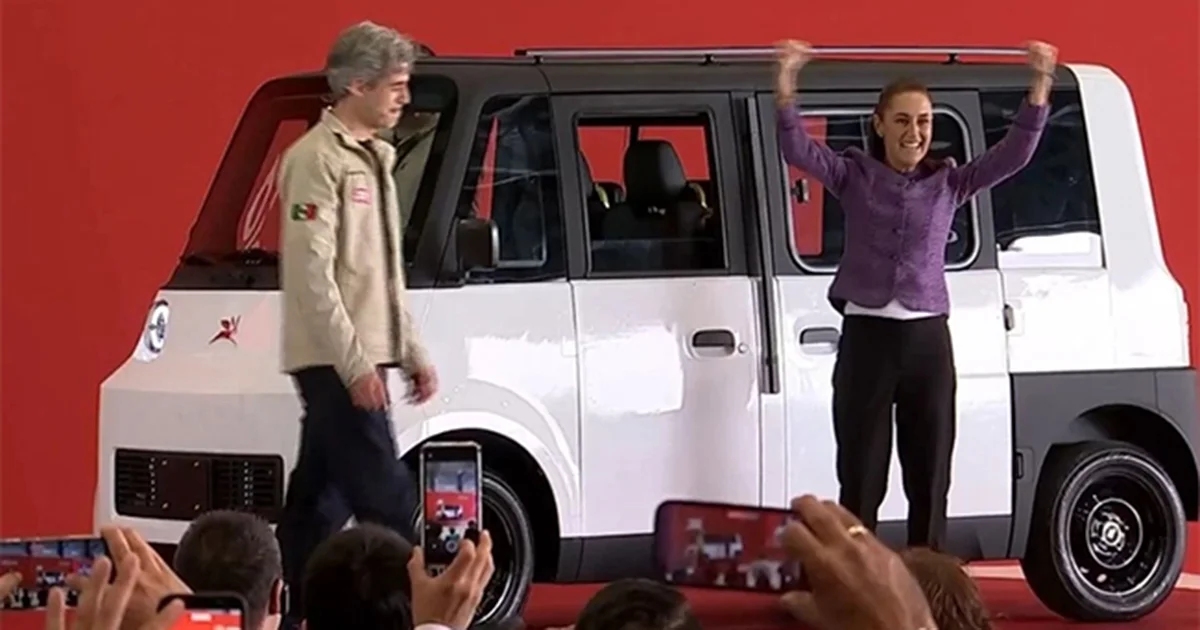 Sheinbaum maneja el primer vehículo eléctrico mexicano Olinia 1; costará 150 mil pesos