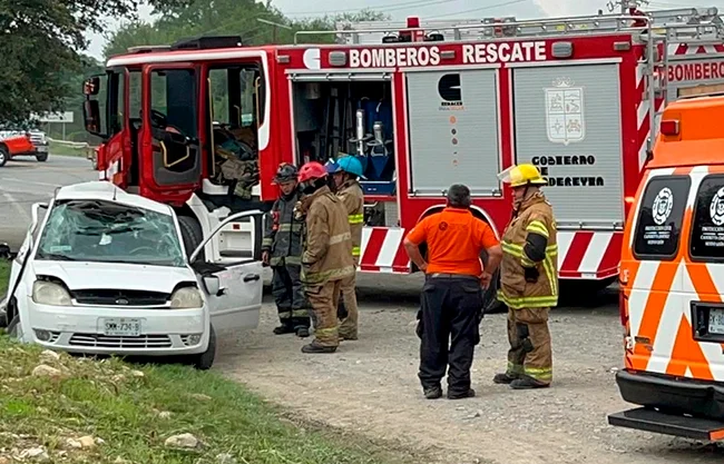Padre de familia comete terrible imprudencia al volante en NL y protagoniza mortal choque; muere su esposa e hijo