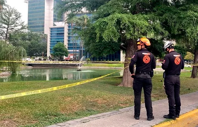Hallan cuerpo de un hombre flotando en lago artificial de Monterrey; investigan causas