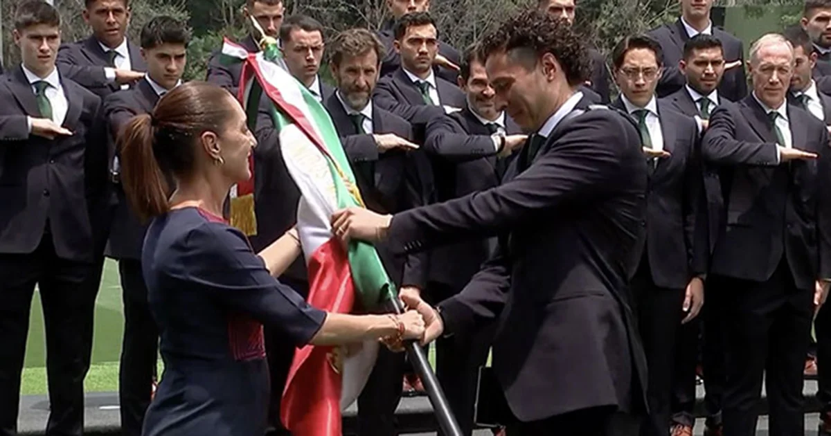 El portero veterano, quien llegará a su sexto Mundial, portó la bandera durante la ceremonia realizada en el Centro de Alto Rendimiento
