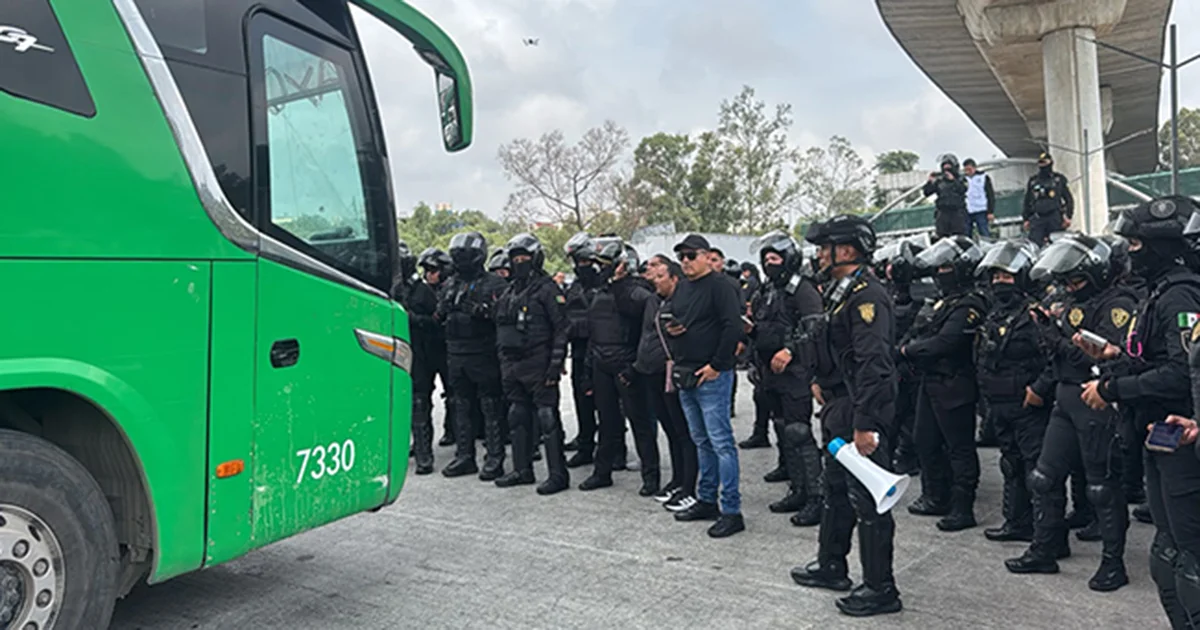 Denuncian retención de padres de los 43 en caseta de Tlalpan; les decomisan 59 explosivos