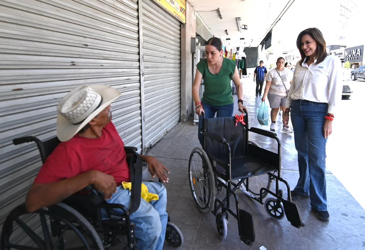 Diputada electa Verónica Martínez comienza a cumplir compromisos de campaña; entrega sillas de ruedas