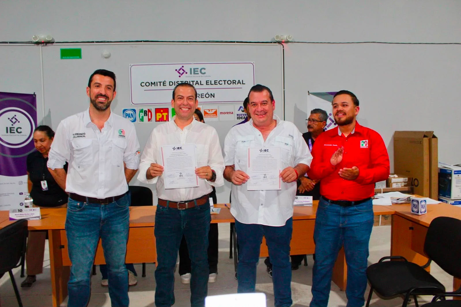 Felipe González recibe constancia de mayoría como diputado electo del Distrito 10