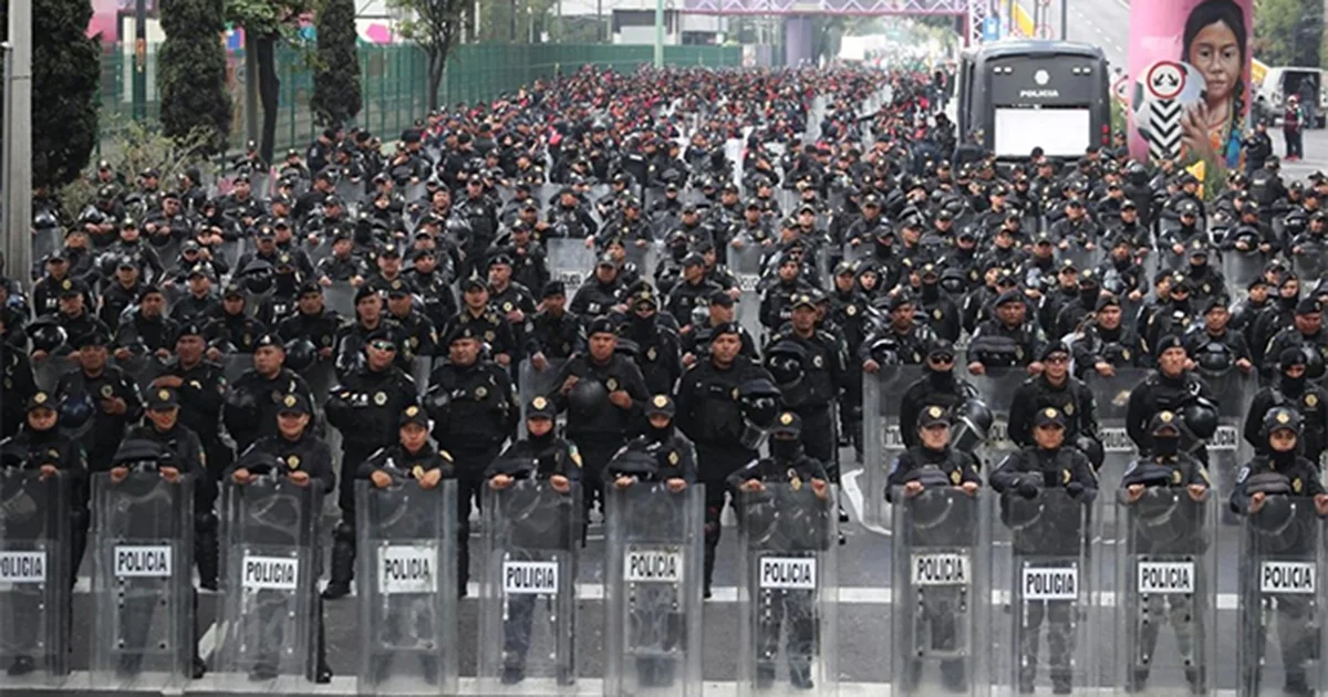CNTE detiene su marcha; cientos de policías impiden su paso hacia el Estadio Ciudad de México