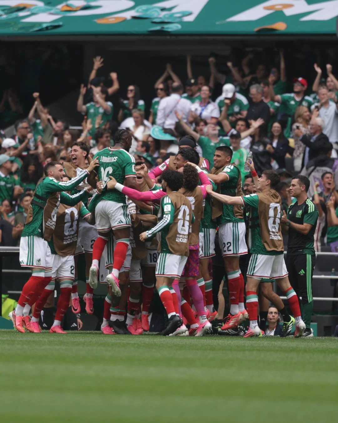 México vence a Sudáfrica en su debut