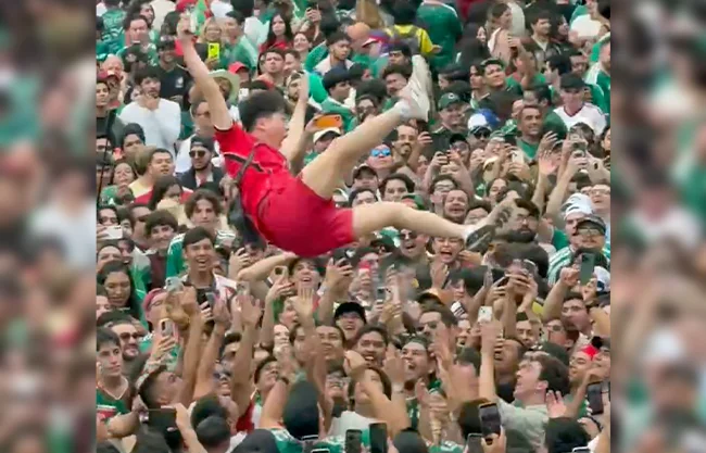 ¡Hermandad mundialista!; mexicanos celebran gol cargando a aficionado de Corea del Sur