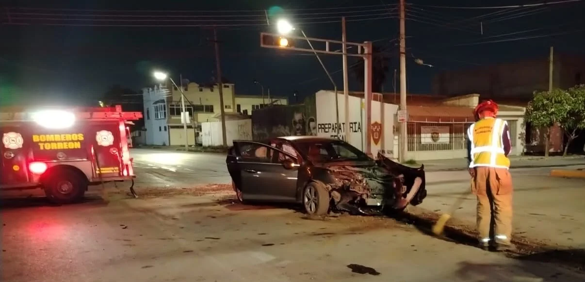 Conductor resulta ileso tras accidente vial en Torreón; presunto responsable huyó