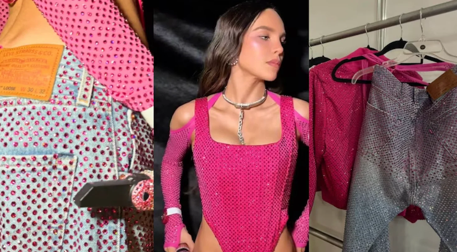 La cantante mexicana y Los Ángeles Azules interpretan ‘Por Ella’ en el Estadio Ciudad de México; el atuendo de la actriz fue criticado en redes