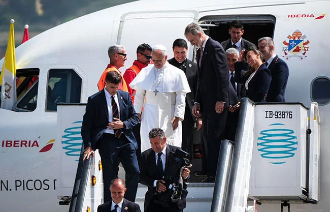 El rey de España, Felipe VI, que estaba en el aeropuerto de Tenerife Norte para despedir al papa, subió al avión para acompañar al pontífice a bajar