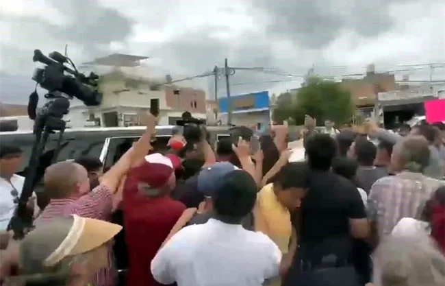 Abordan maestros de la CNTE a Sheinbaum en Aguascalientes