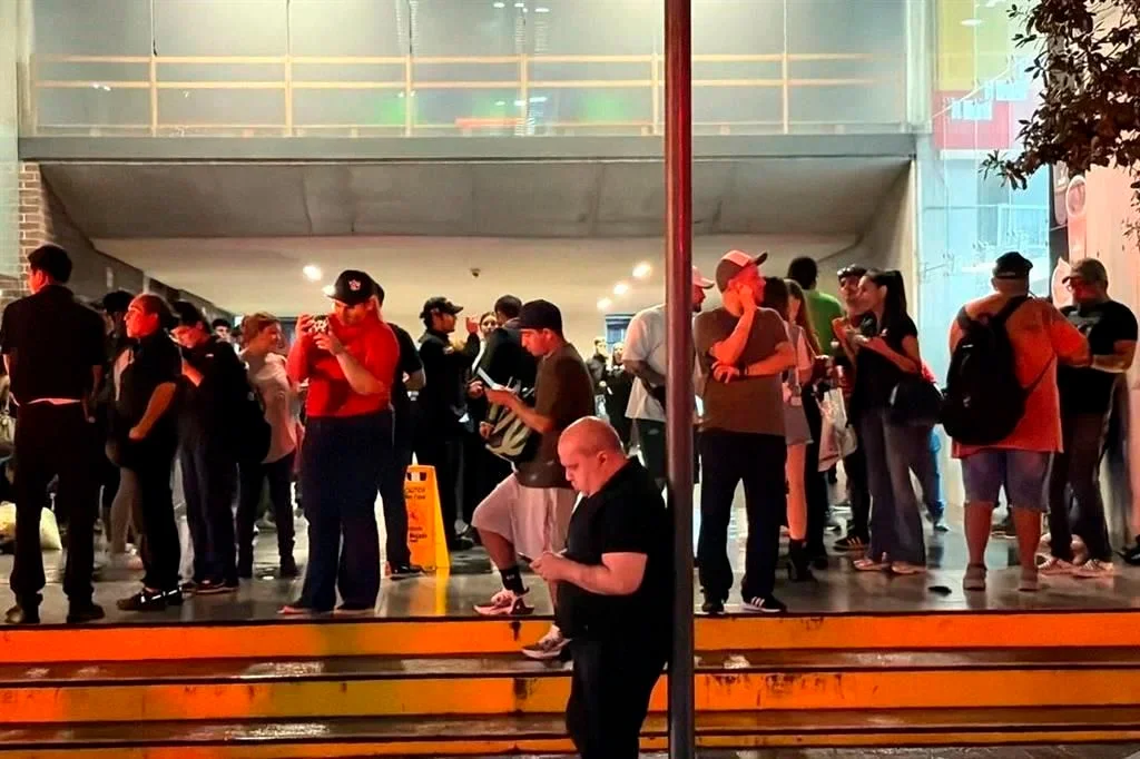 Un incendio en el restaurante El Castor, dentro de Pabellón M, provocó la evacuación de 715 personas; no se reportaron lesionados.
