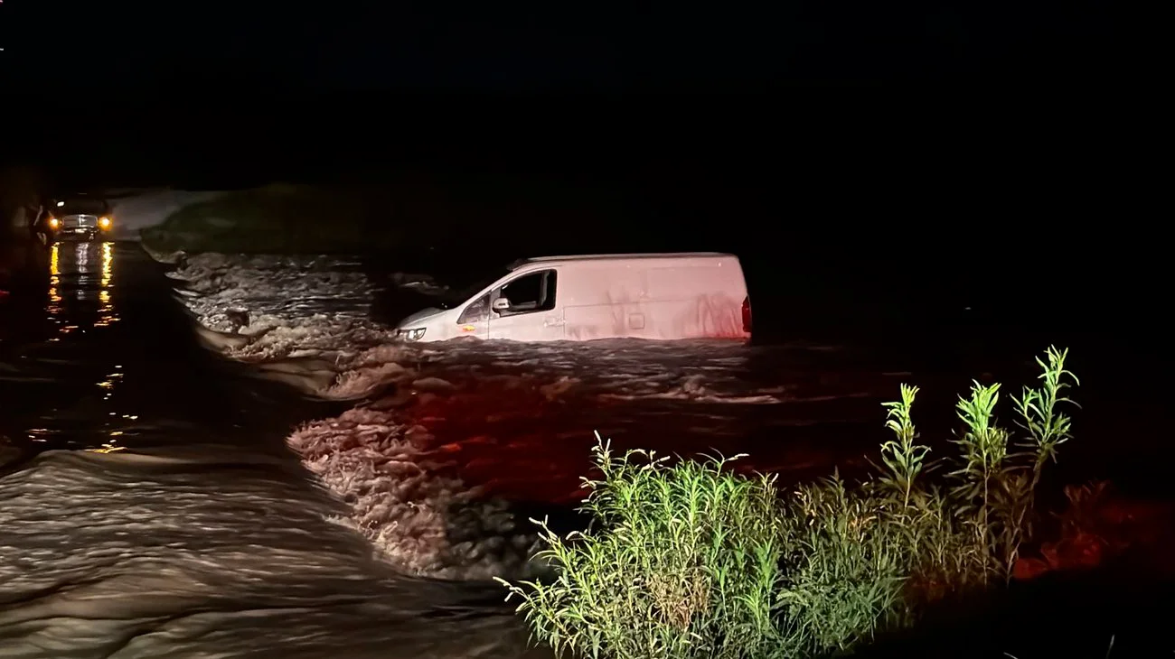 Rescatan a hombre y niños atrapados por la corriente en Cadereyta