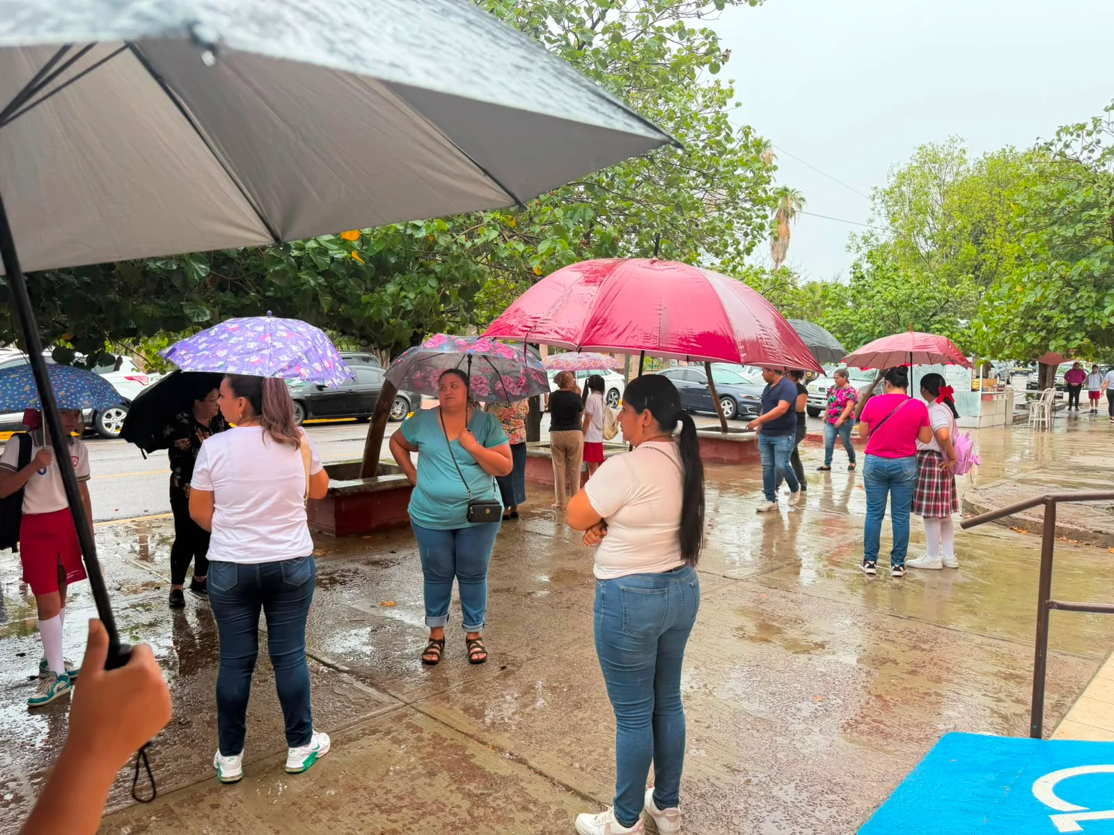 Madres y padres de familia cierran la Escuela España de Torreón y exigen atención a deficiencias en infraestructura