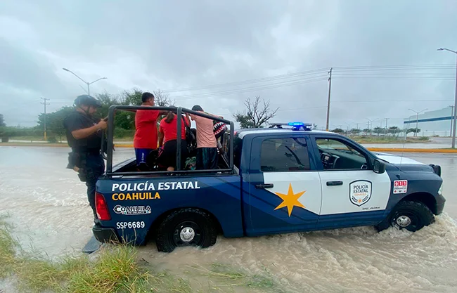 Corporaciones de seguridad brindan apoyo por fuertes lluvias en Coahuila