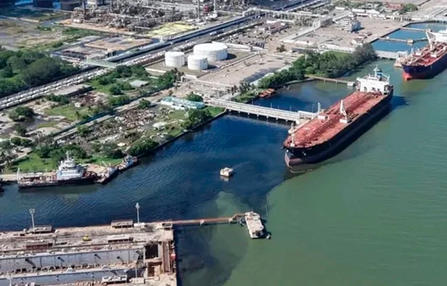 Pemex aclara origen de mancha oscura en el río Pánuco; la investigación toma un giro inesperado