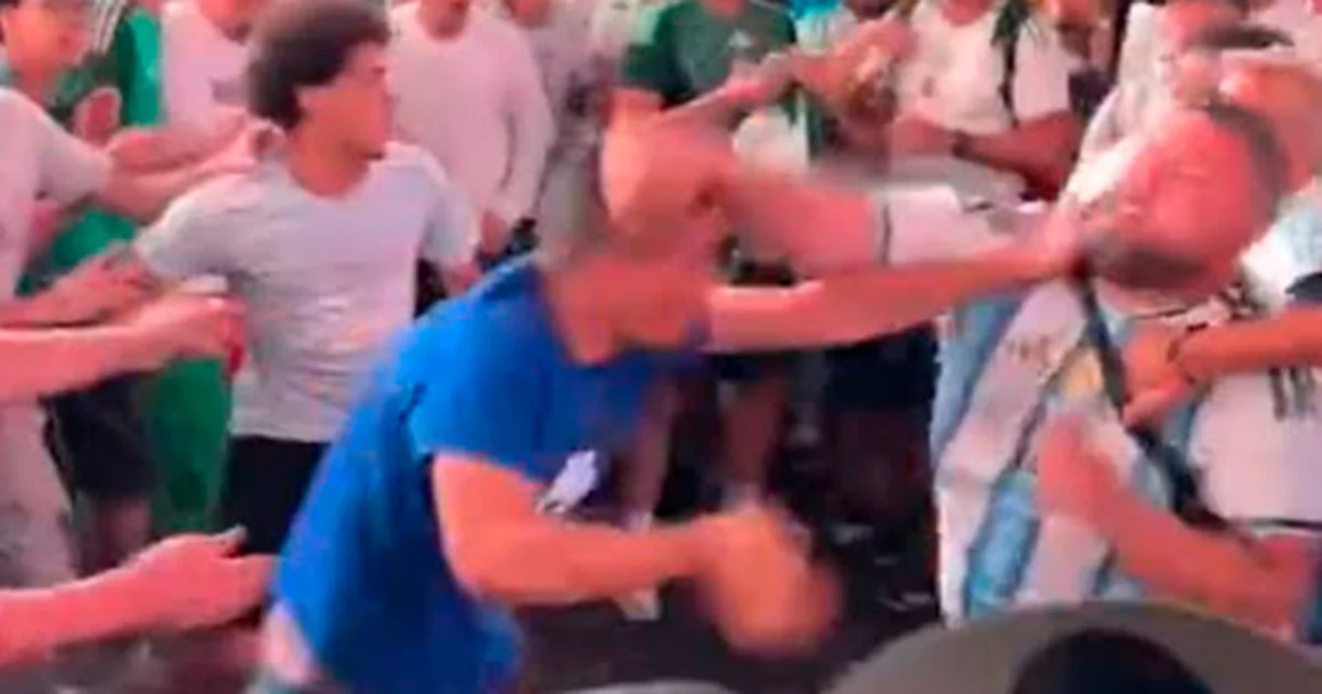 Lo que comenzó como una reunión festiva de aficionados al futbol rápidamente se convirtió en caos