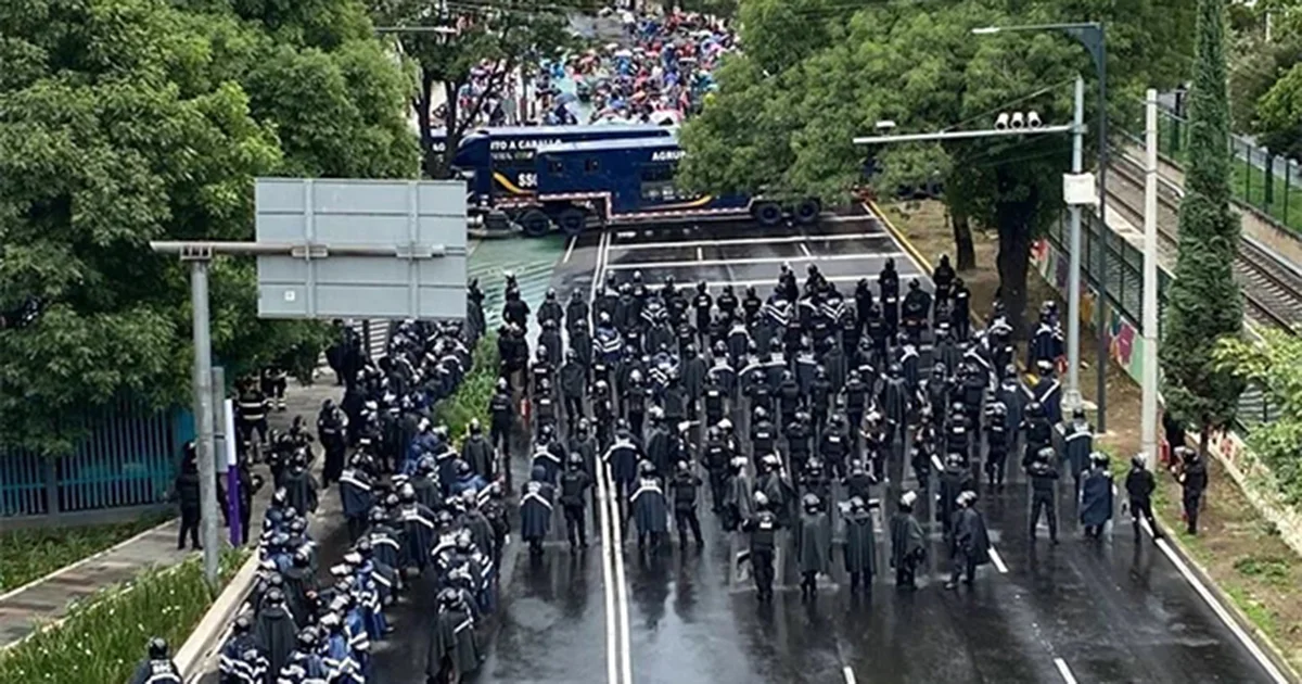 Se diluye protesta de CNTE; maestros se retiran sin llegar al Estadio Ciudad de México