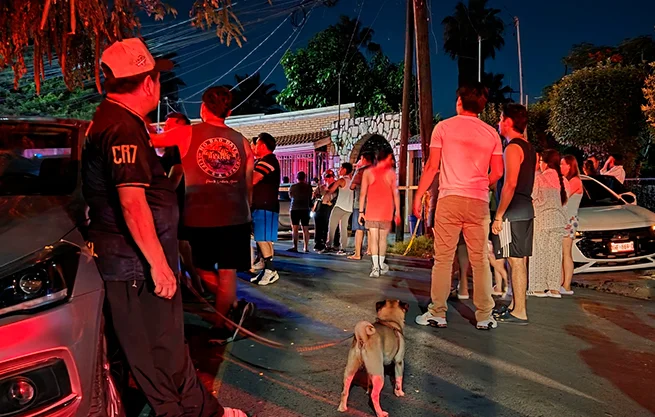 Evacuan a más de 100 personas tras incendio en edificio de departamentos en Monterrey