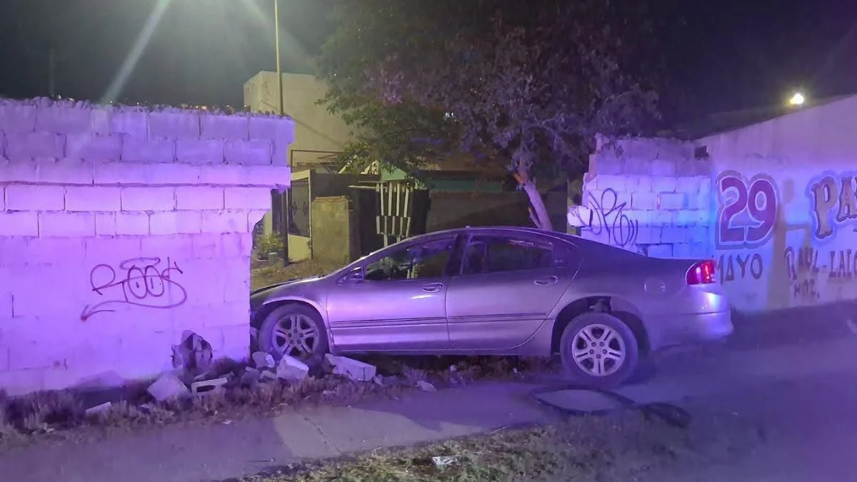 Conductor se impacta contra barda en Gómez Palacio; resulta con golpes leves