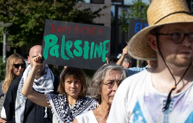 Greta Thunberg encabeza protesta en Bruselas para exigir a la UE vetar productos de asentamientos israelíes